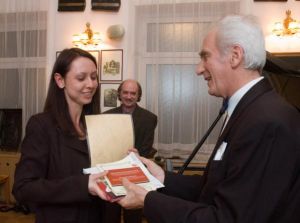 Agnieszka Strzelczyk receives diploma and gifts Fot. Andrzej Solnica.